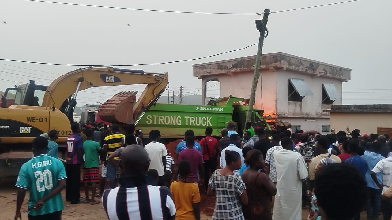 Four dead as truck crashes into Kumawu salon